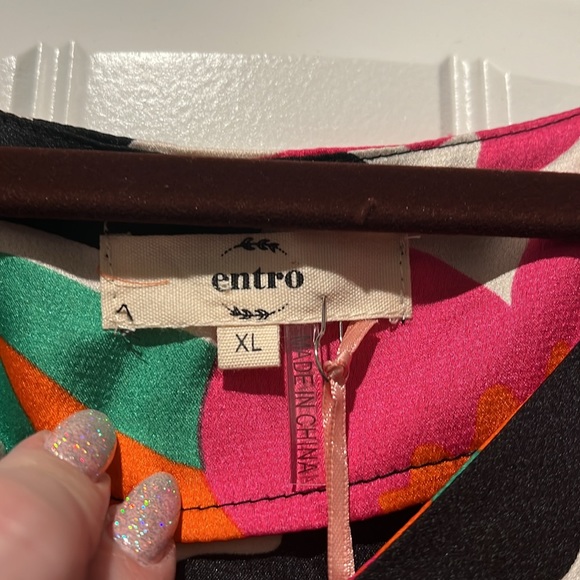 Gorgeous Entro floral blouse. NWT. Size XL. - Picture 7 of 10